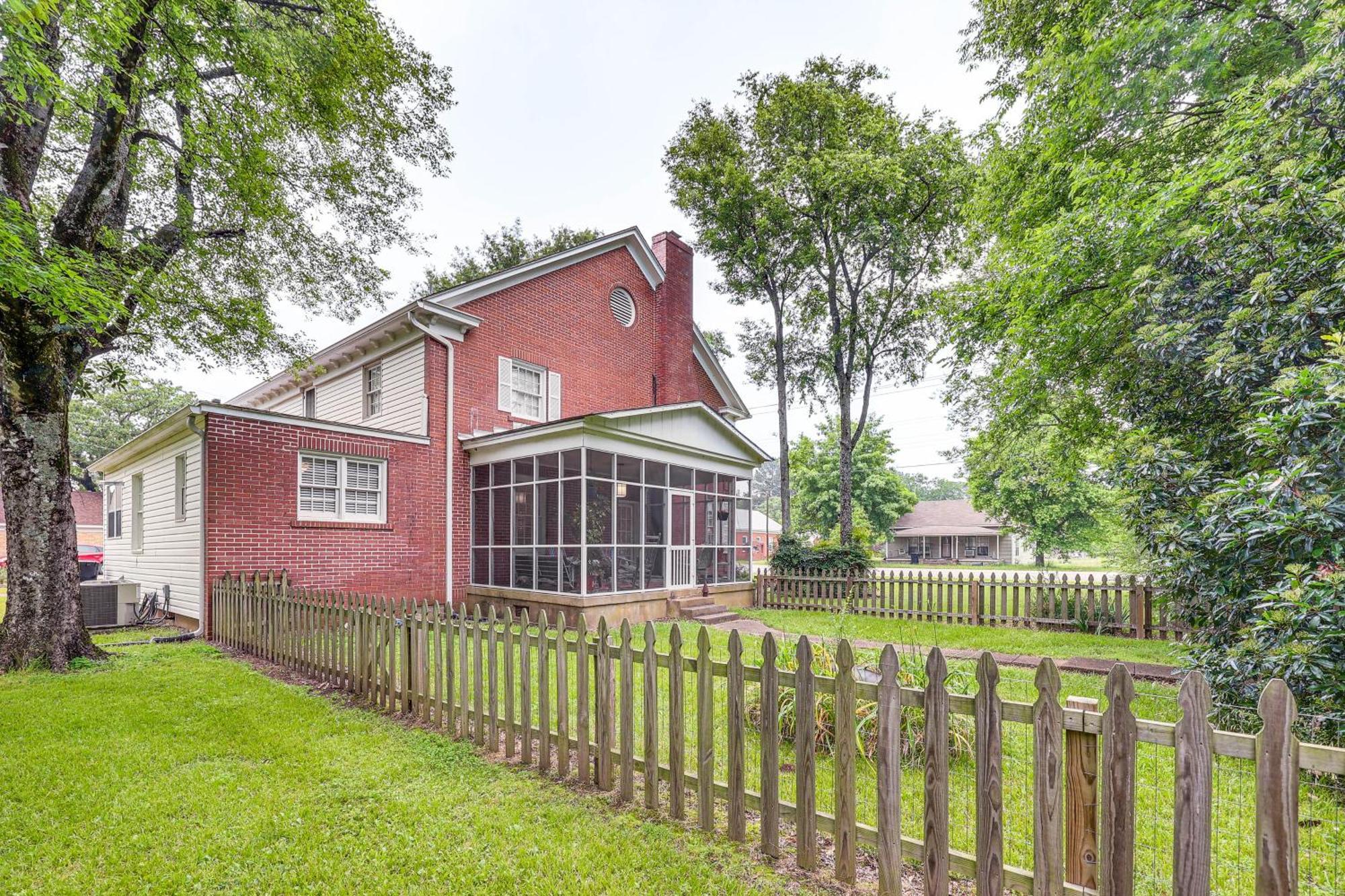 Delightful Retreat With Fireplace And Large Yard! Eksteriør billede