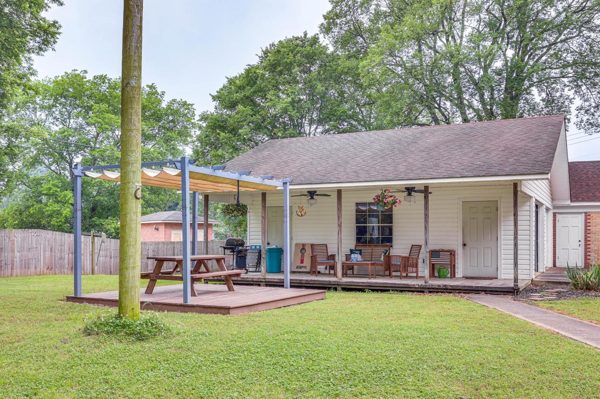 Delightful Retreat With Fireplace And Large Yard! Eksteriør billede