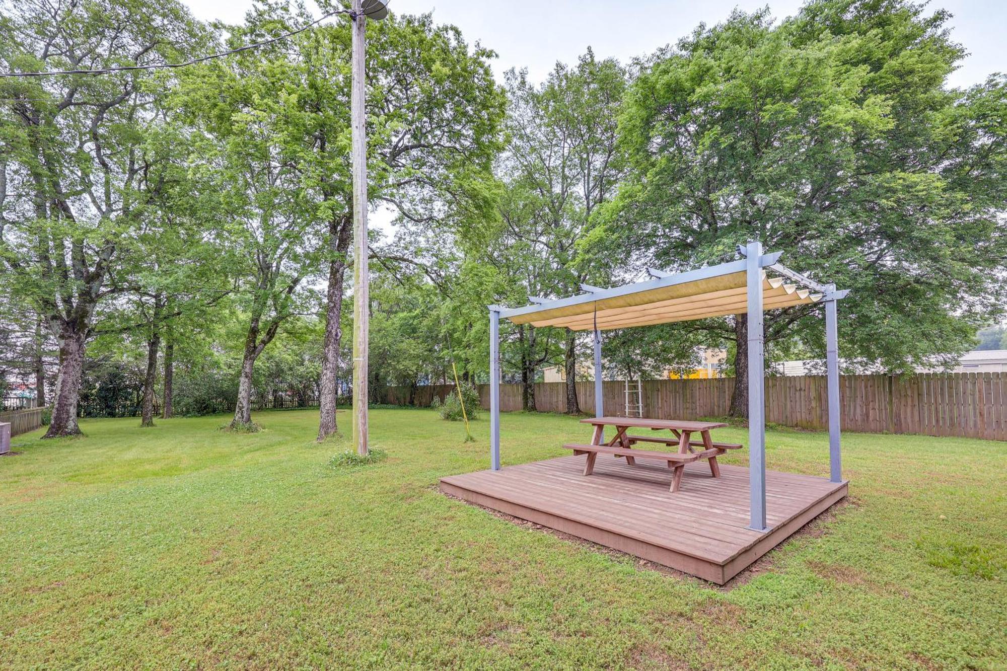 Delightful Retreat With Fireplace And Large Yard! Eksteriør billede