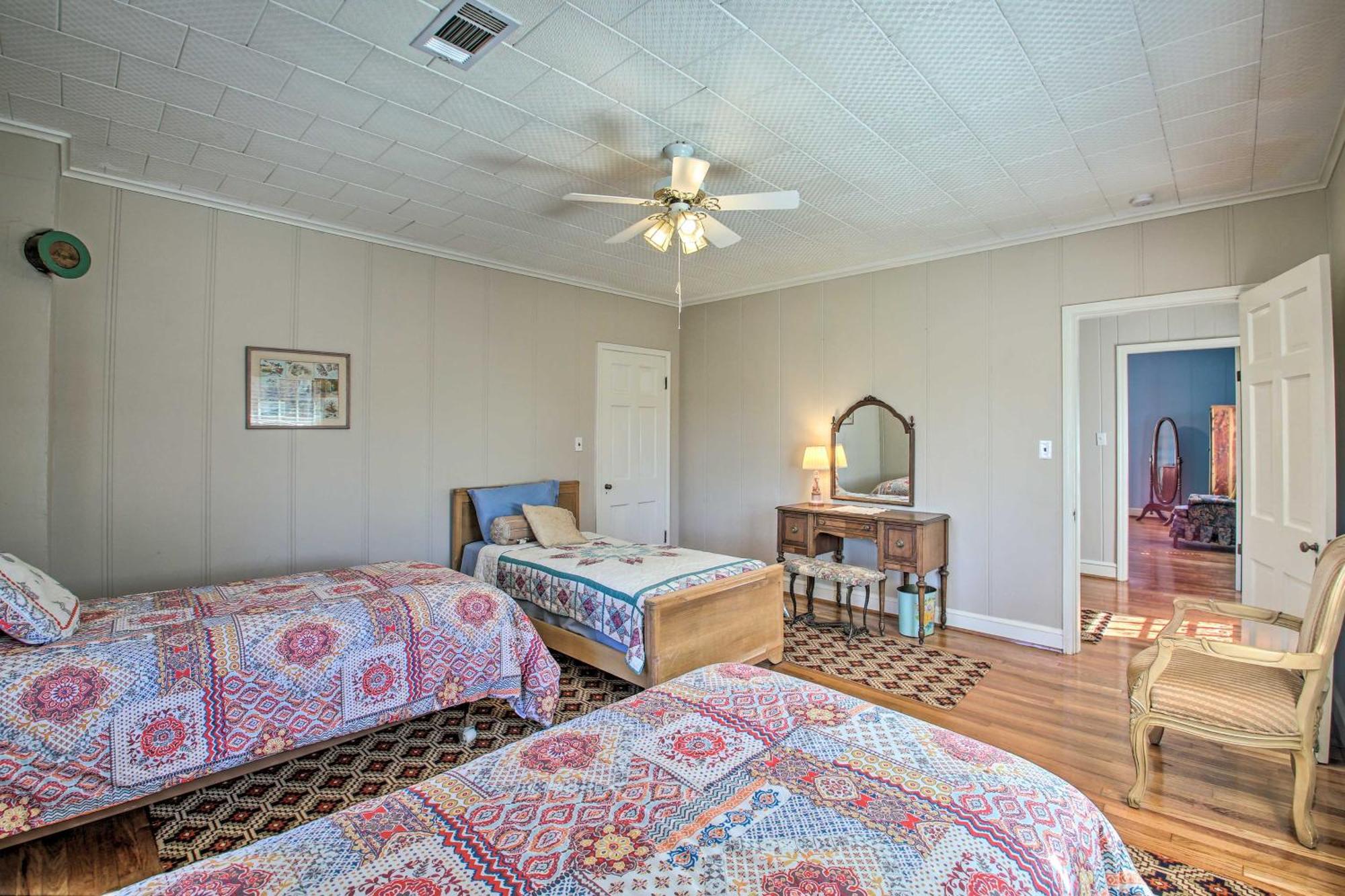 Delightful Retreat With Fireplace And Large Yard! Eksteriør billede