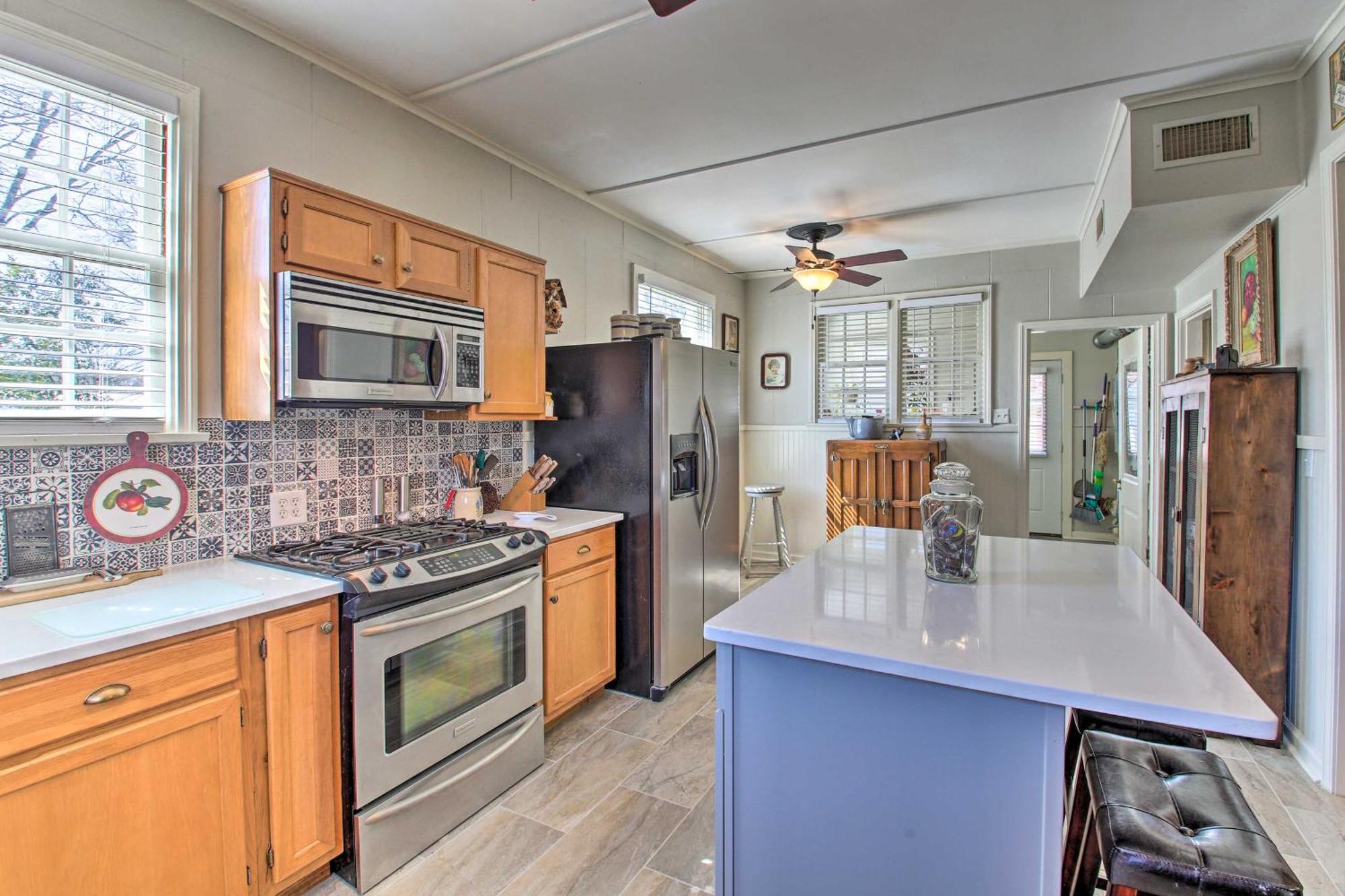 Delightful Retreat With Fireplace And Large Yard! Eksteriør billede