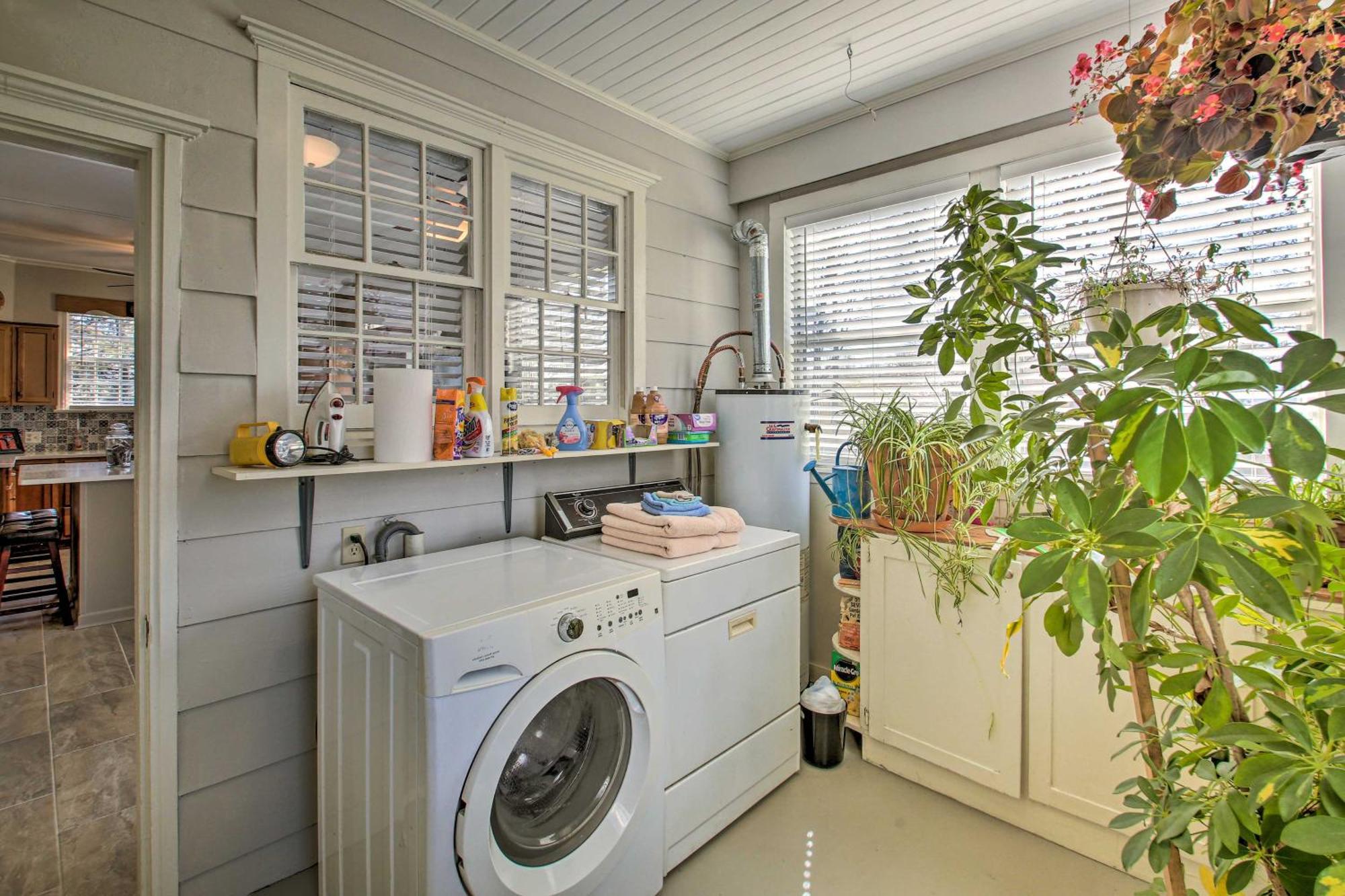 Delightful Retreat With Fireplace And Large Yard! Eksteriør billede